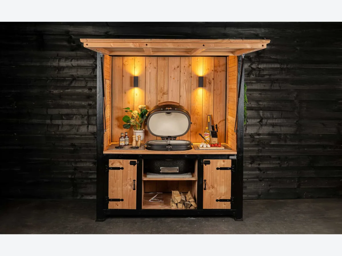 Stilt Close, Buitenkeuken Close van douglas met geopende klep, verlichting en Odin kamado, recht van voren in de studio voor een zwarte wand