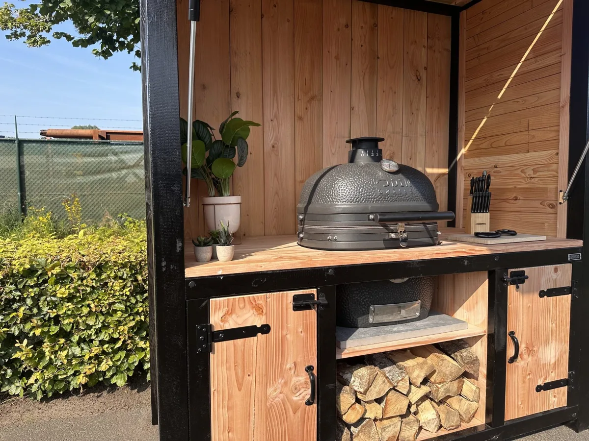 Stilt Close, Buitenkeuken Close met geopende klep en kamado in een tuin, driekwart van linksvoor