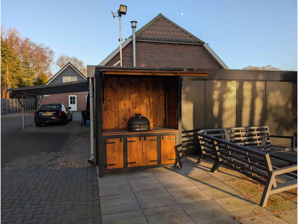 Stilt Close, Buitenkeuken Close met geopende klep en kamado op een oprit bij een huis