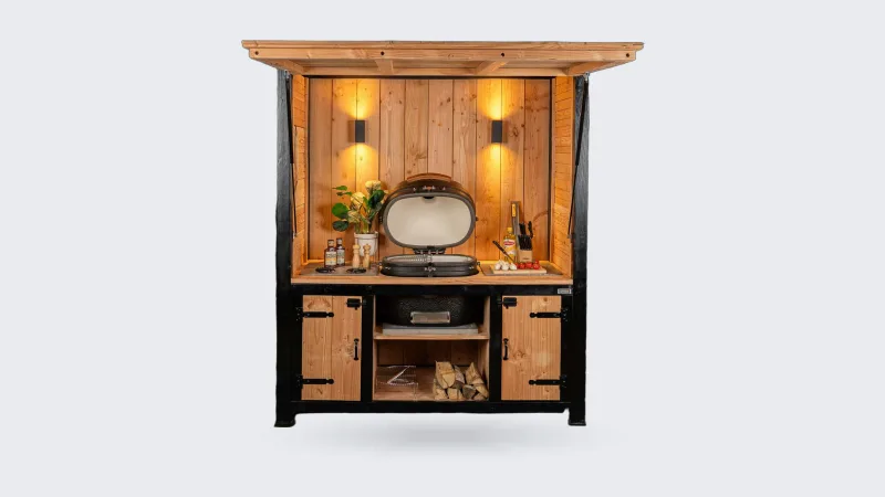 Stilt Close, Buitenkeuken Close van douglas met geopende klep, verlichting en Odin kamado, recht van voren in de studio voor een zwarte wand