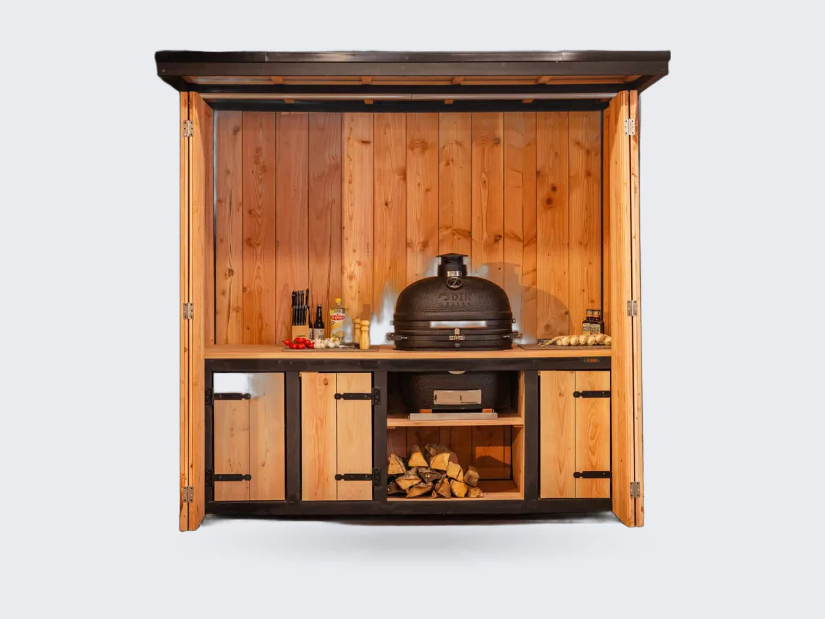 Stilt Fold, Buitenkeuken Fold van douglas met geopende harmonicadeuren, afdak en kamado, recht van voren in de werkplaats van Stilt