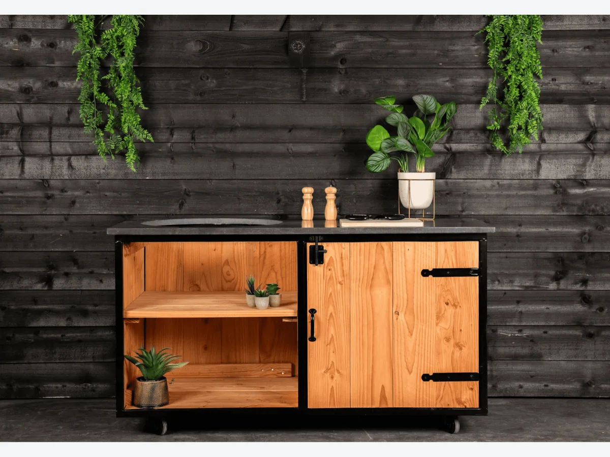 Stilt Matsko, Buitenkeuken Matsko met zwart stalen frame, douglas bekleding en hardstenen blad met uitsparing, zonder kamado, recht van voren in de studio