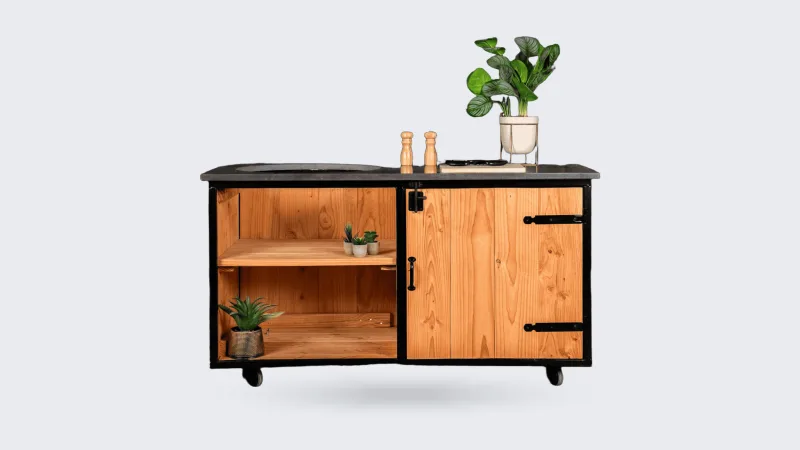 Stilt Matsko, Buitenkeuken Matsko met zwart stalen frame, douglas bekleding en hardstenen blad met uitsparing, zonder kamado, recht van voren in de studio
