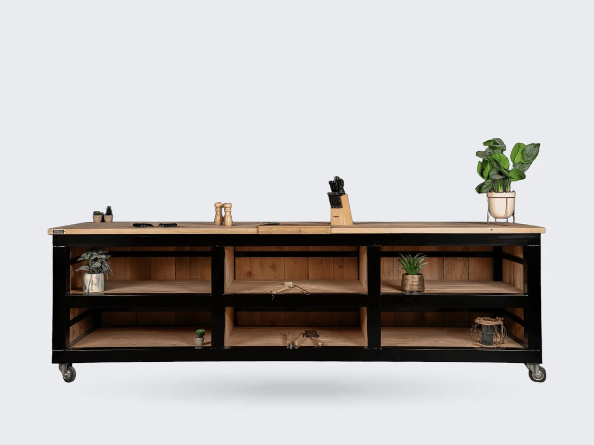 Stilt Staalo, Buitenkeuken Staalo met zwart stalen frame, douglas werkblad en open vakken, zonder kamado, recht van voren in de studio