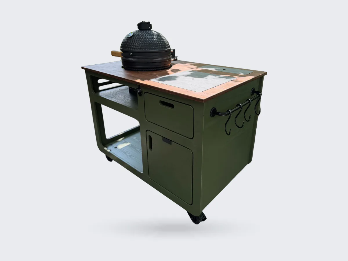 Studio RUUB Olyv buitenkeuken, Olyv buitenkeuken met kamado, haken voor accessoires aan de zijkant, lade en deur op een terras